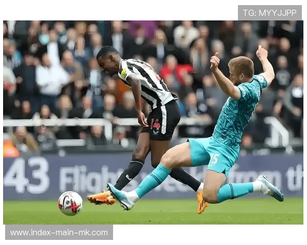 纽卡斯尔横传压缩对手防线