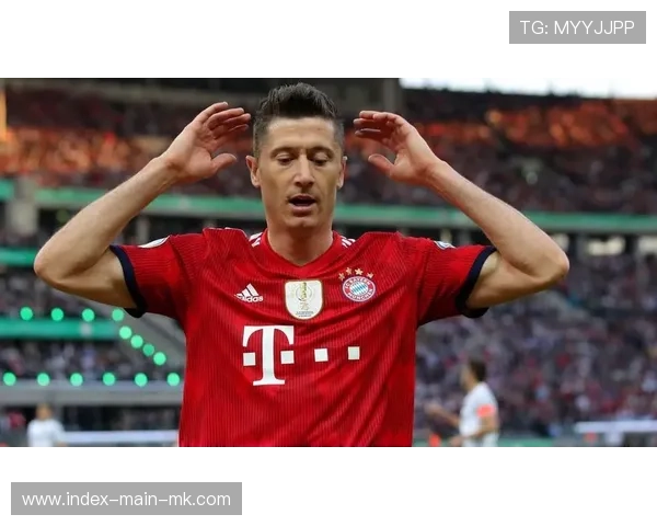 莱万精巧假动作晃倒对手，拜仁前场掌握主导